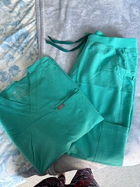 Figs Teal Green Scrub Set – V-Neck Top & Drawstring Pants - Men’s Large